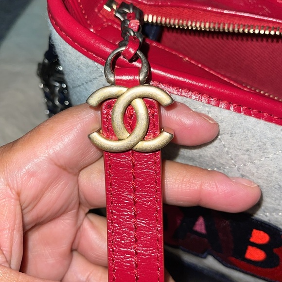 Preloved Chanel Gabrielle felt/leather great condition comes with card n sticker - Picture 10 of 15